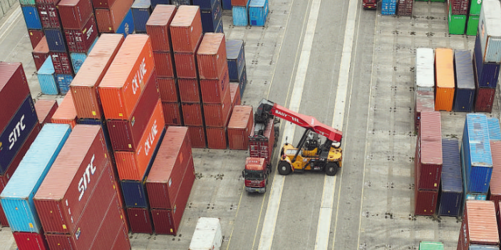 For bulk restock shipments to Saudi Arabia, how large is the freight‑cost gap between sea LCL and FCL